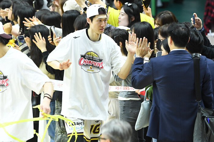 ‘4시즌 연속 4강 PO 직행’ 정인...